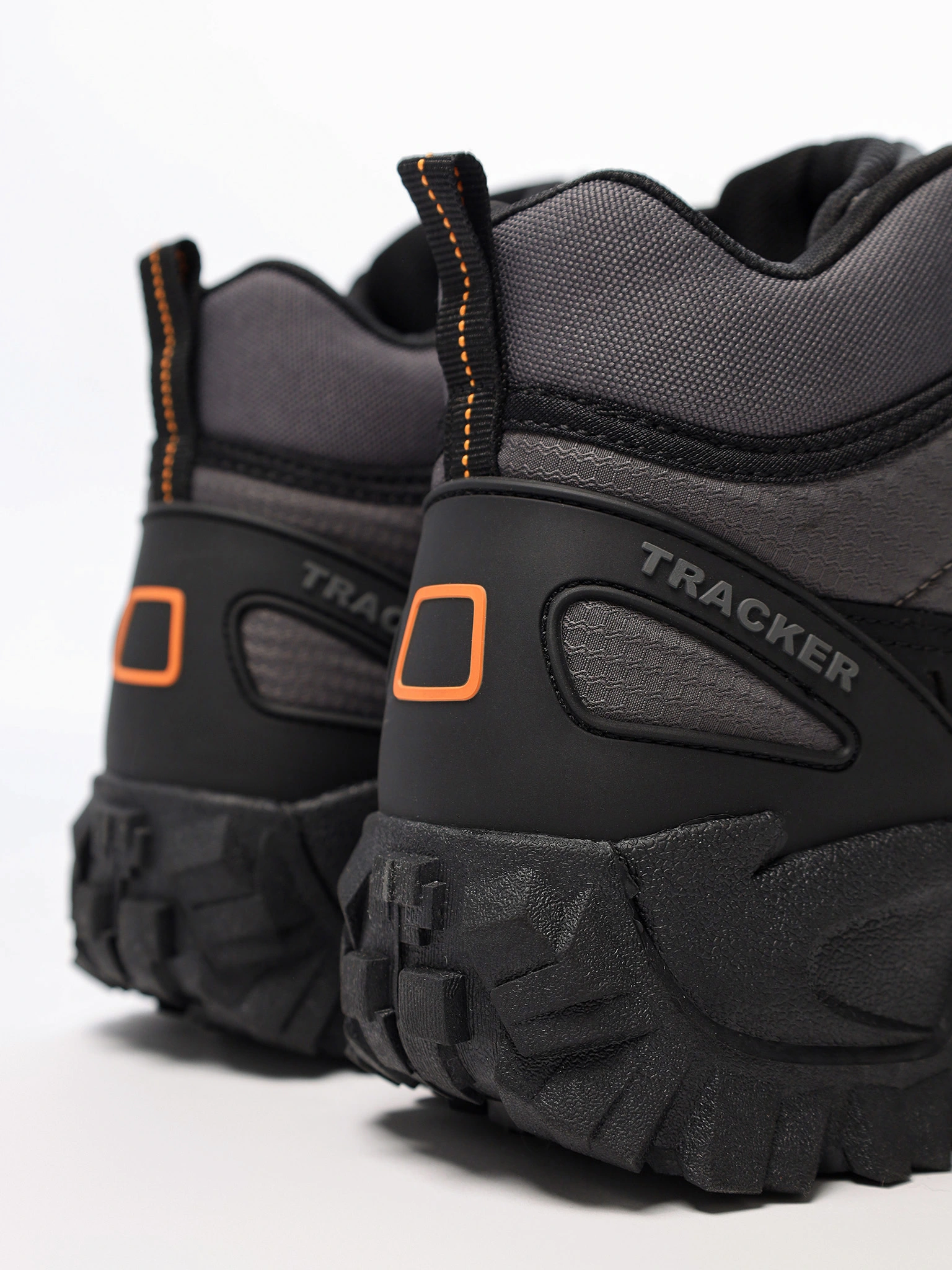 Кроссовки серого цвета текстильные на рельефной подошве